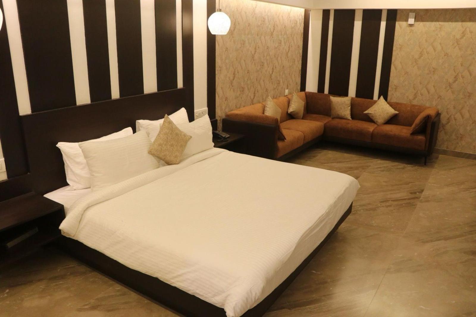 Hotel Kadamb Tree Jabalpur Exteriör bild