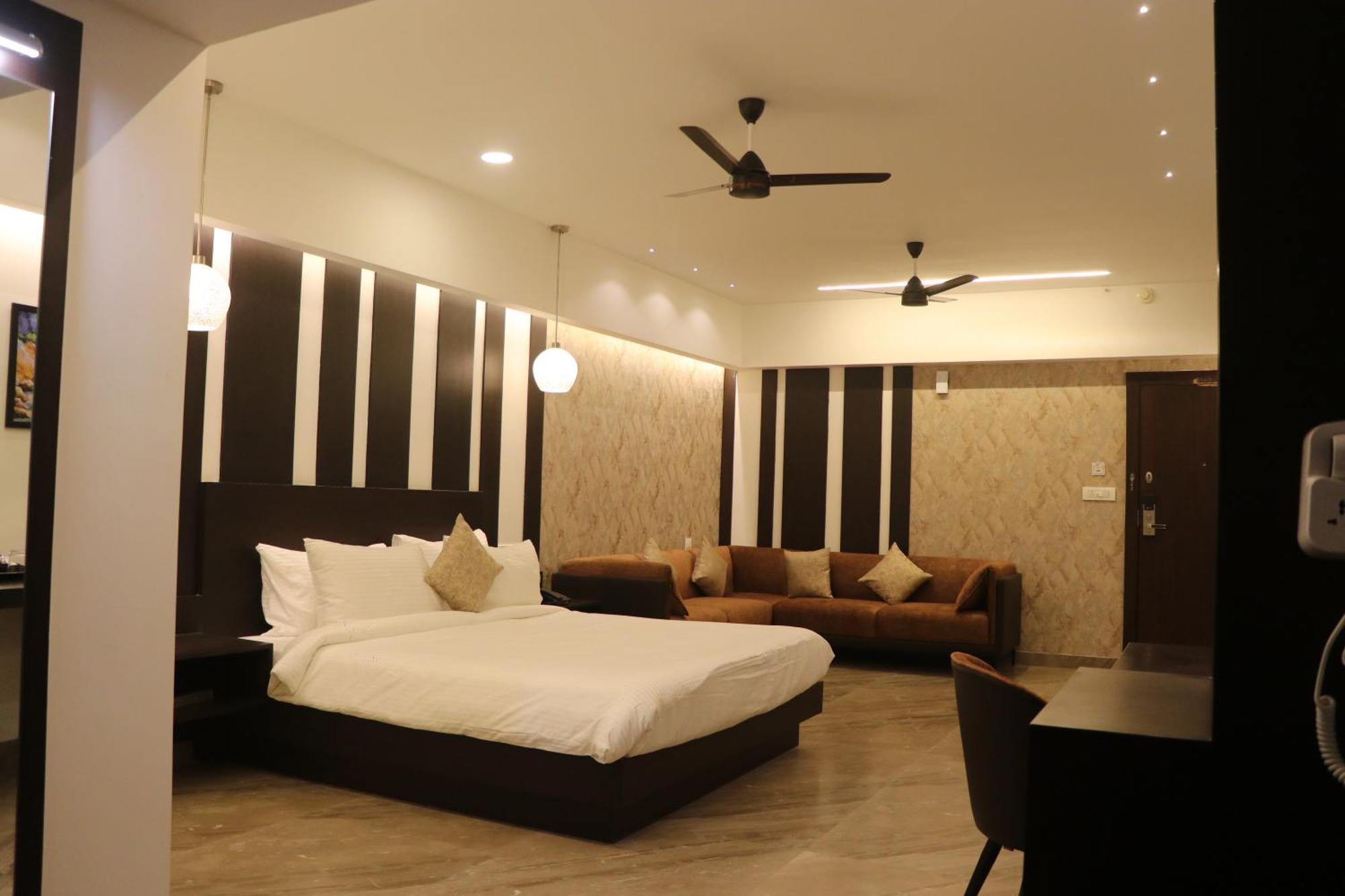 Hotel Kadamb Tree Jabalpur Exteriör bild