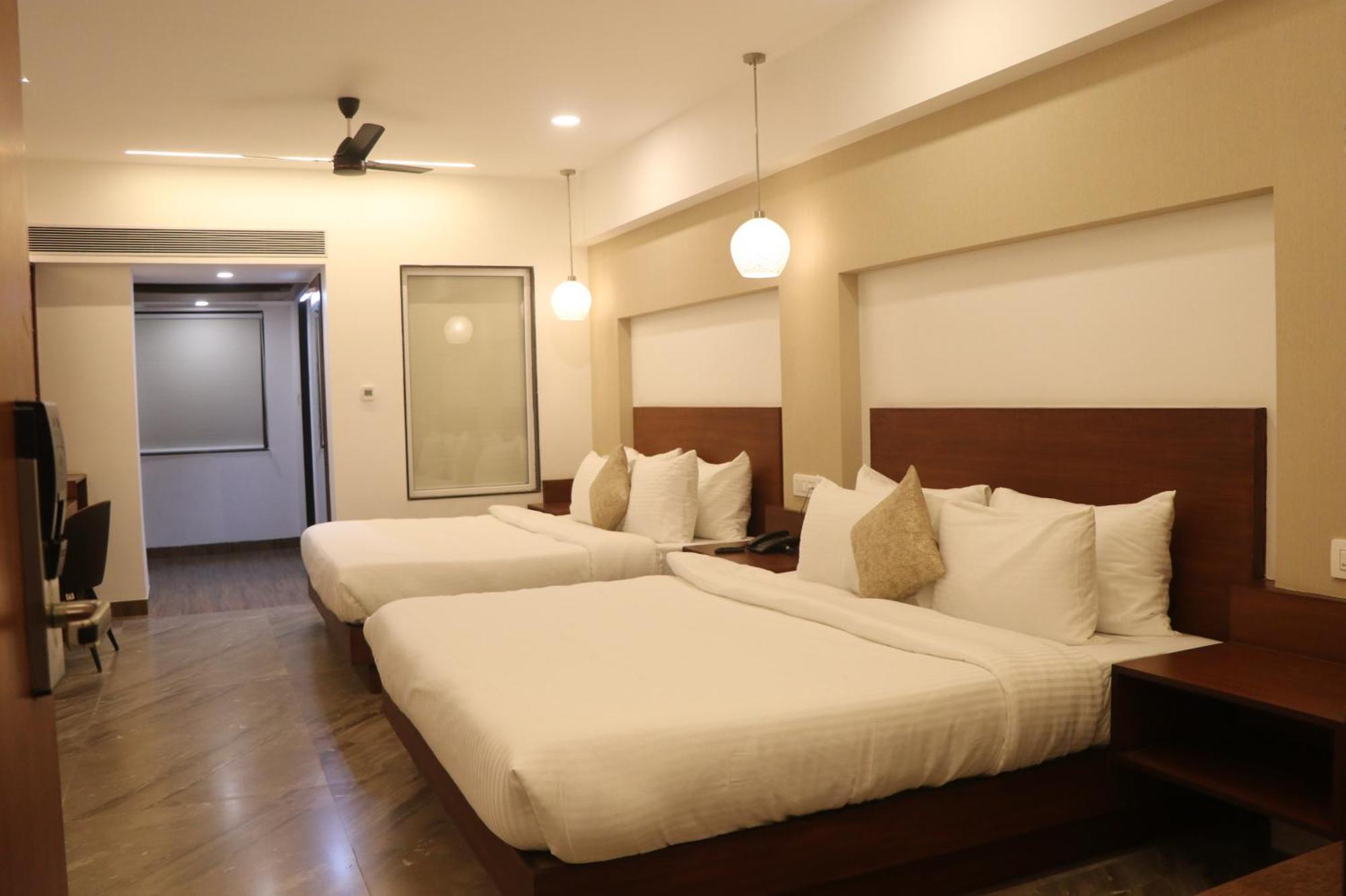 Hotel Kadamb Tree Jabalpur Exteriör bild