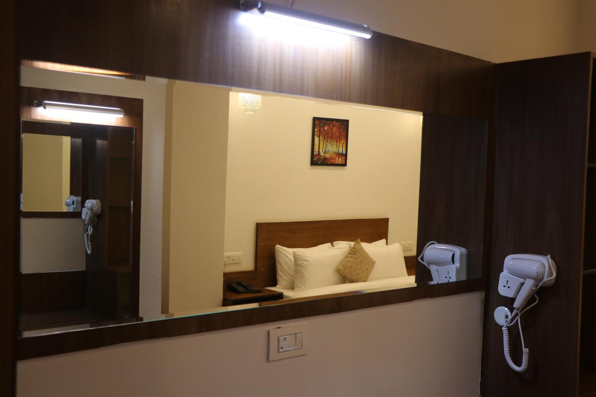 Hotel Kadamb Tree Jabalpur Exteriör bild