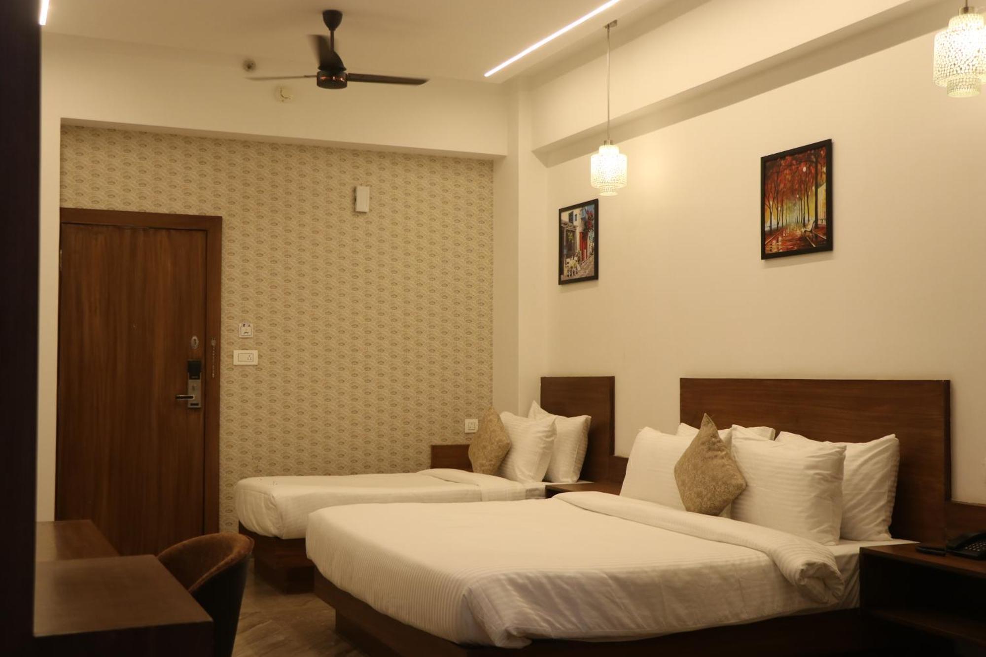 Hotel Kadamb Tree Jabalpur Exteriör bild